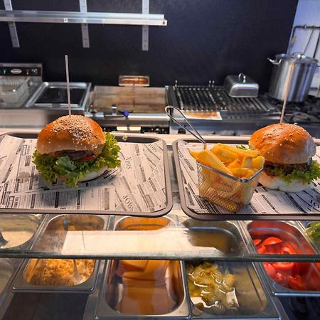Hotel Zur Alten Stadtkellerei لبسيا المظهر الخارجي الصورة A burger being prepared at a restaurant
