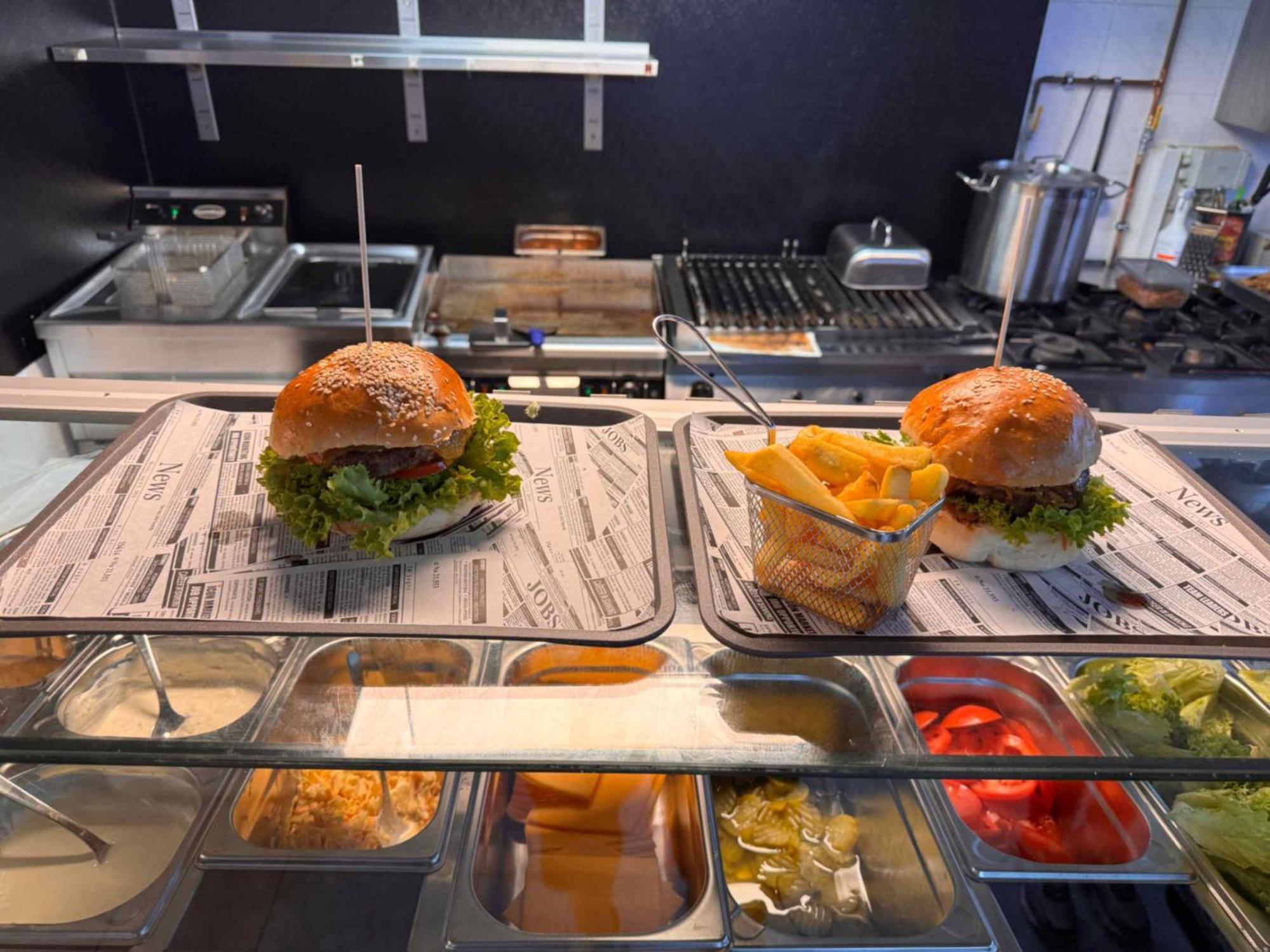 Hotel Zur Alten Stadtkellerei لبسيا المظهر الخارجي الصورة A burger being prepared at a restaurant