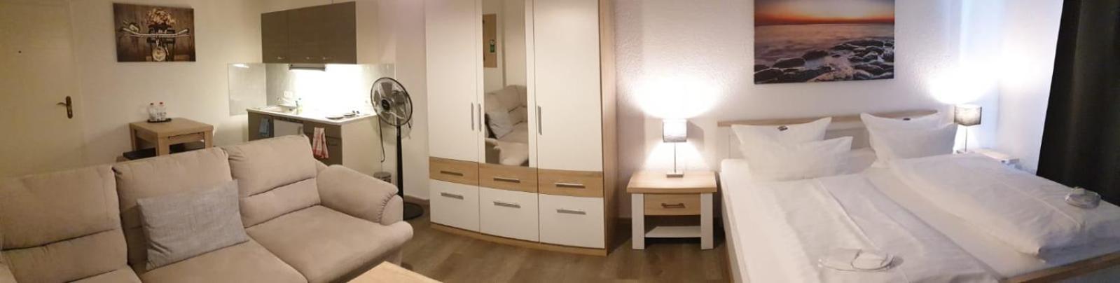 Hotel Zur Alten Stadtkellerei لبسيا الغرفة الصورة A bedroom with a nightstand