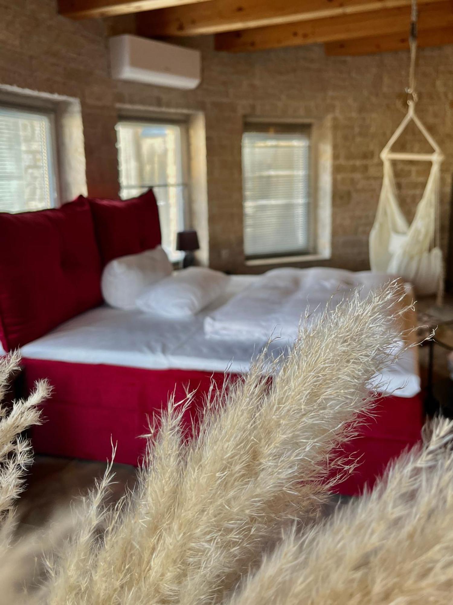 Hotel Zur Alten Stadtkellerei لبسيا المظهر الخارجي الصورة A bed with a bed skirt