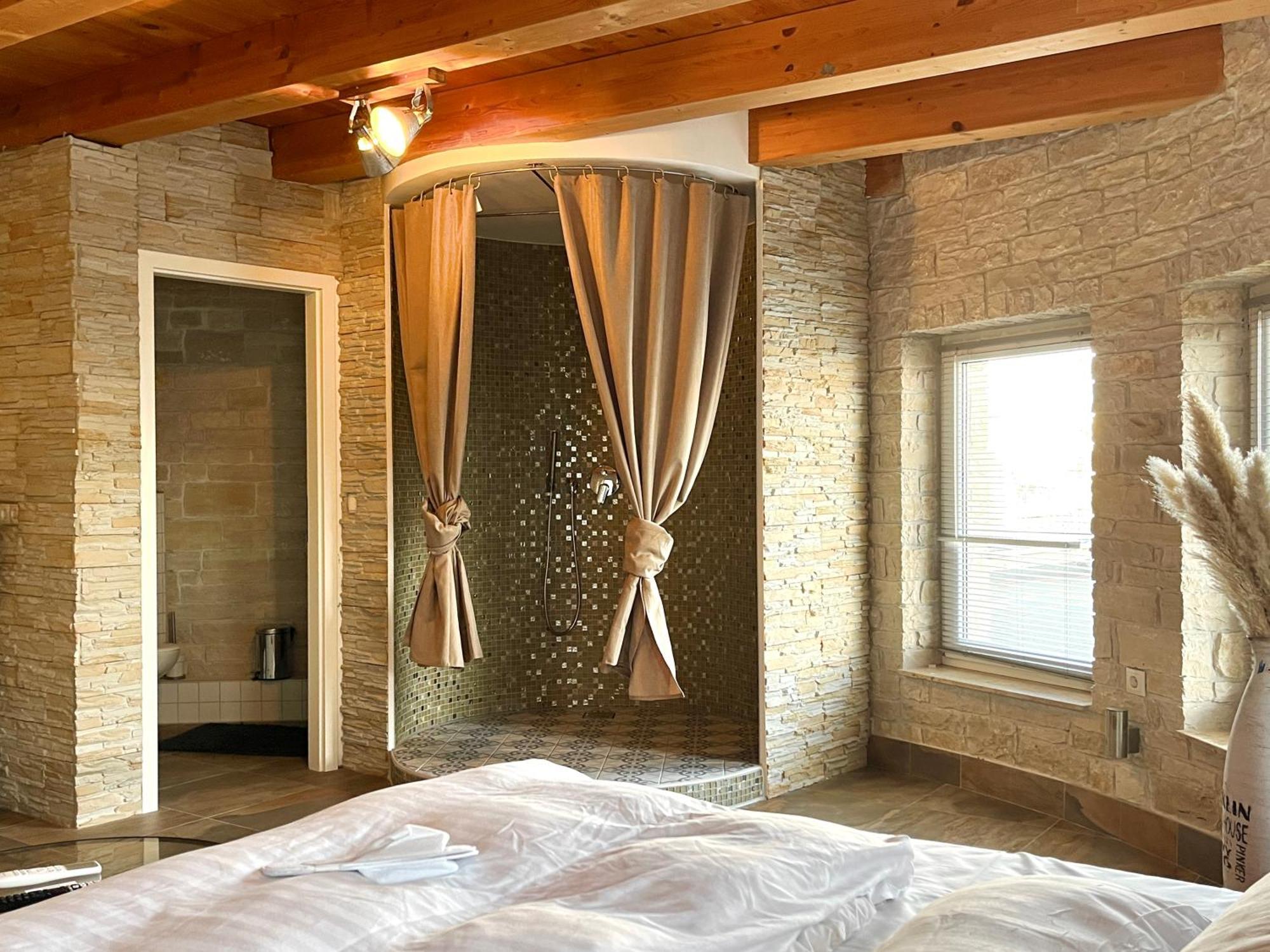 Hotel Zur Alten Stadtkellerei لبسيا المظهر الخارجي الصورة A room with a shower enclosure